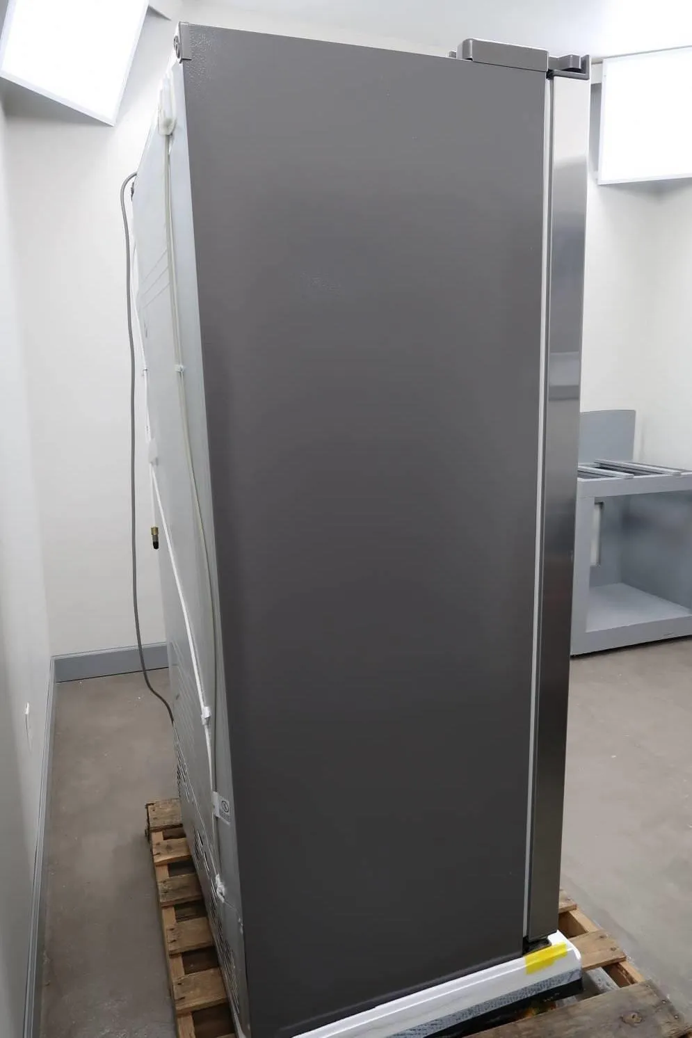 Bosch 300 Series 36" 20.2 SuperCooling Side by Side SS Refrigerator B20CS30SNS