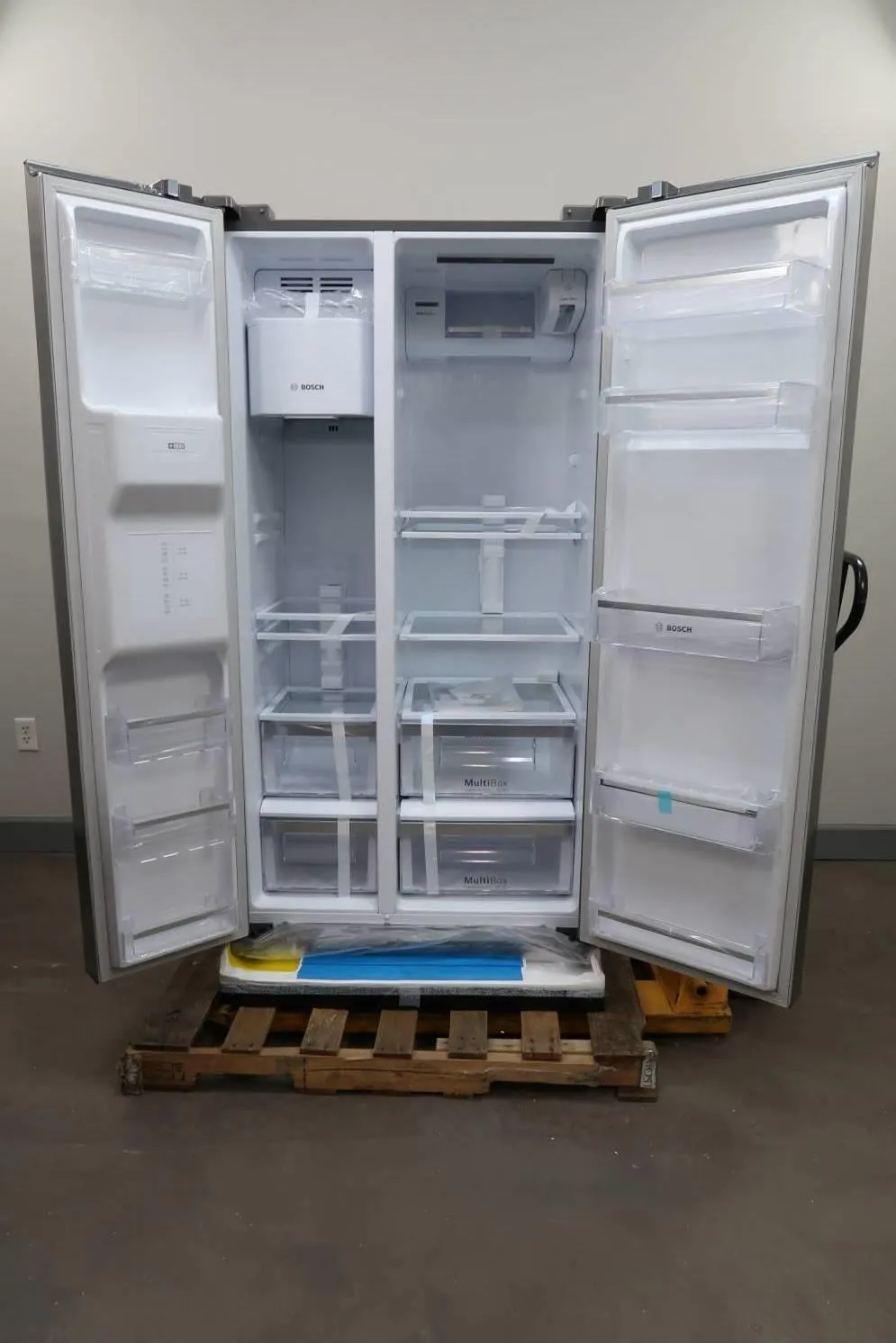 Bosch 300 Series 36" 20.2 SuperCooling Side by Side SS Refrigerator B20CS30SNS